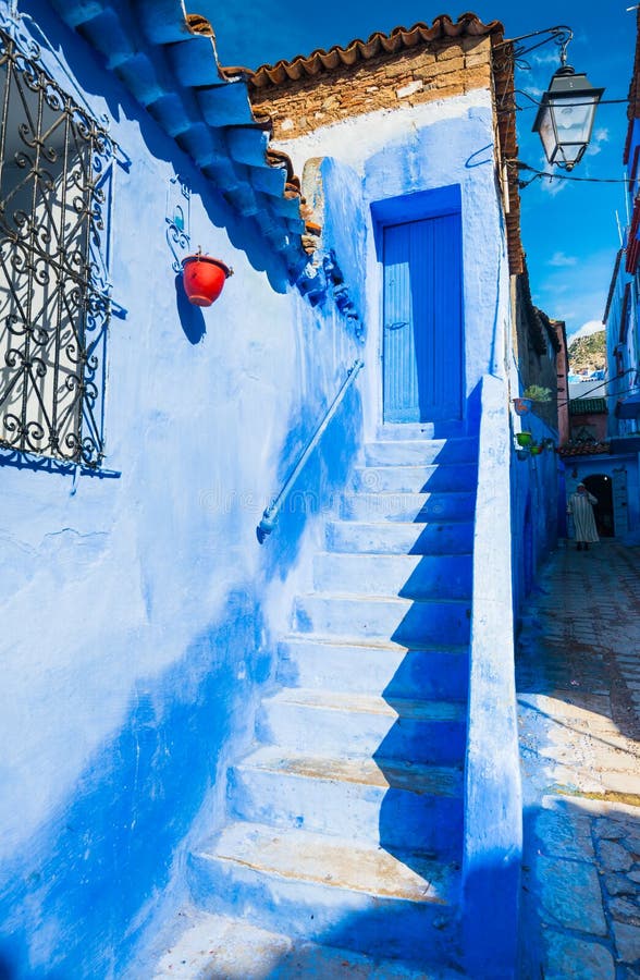 Treppen, die zur blauen Tür in der Stadt Chefchaouen in Marokko führen stockfotos Treppen, die zur blauen Tür in der Stadt Chefchaouen in Marokko führen stockfotos
