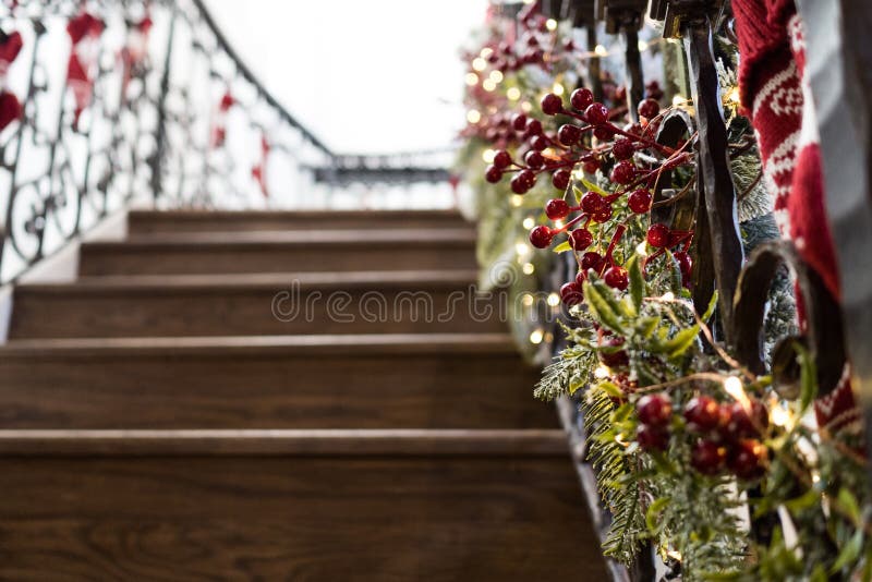 Treppendekoration mit Weihnachtsbeerenniederlassungen und -socken. Weihnachts- und des neuen Jahresvorbereitung stockfoto