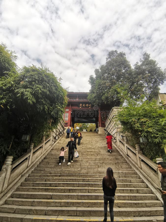 Treppenstufen, die zum traditionellen Tor in der wuhanischen Provinz Hubei führen stockbild Treppenstufen, die zum traditionellen Tor in der wuhanischen Provinz Hubei führen stockbild