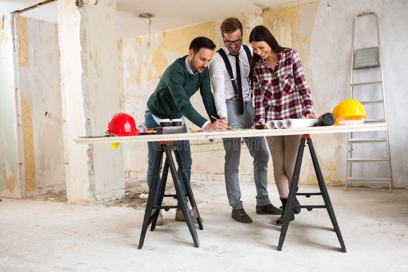 Tres Arquitectos Que Comprueban El Modelo Foto De Archivo Imagen De