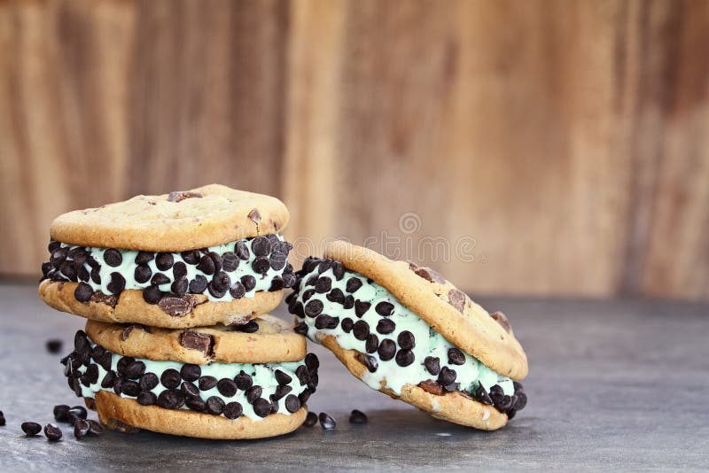 Tres bocadillos de Chip Mint Ice Cream Cookie del chocolate