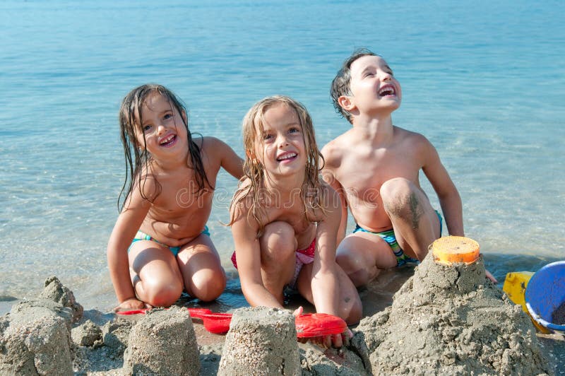 Tres cabritos en la playa fotografía de archivo Tres cabritos en la playa fotografía de archivo