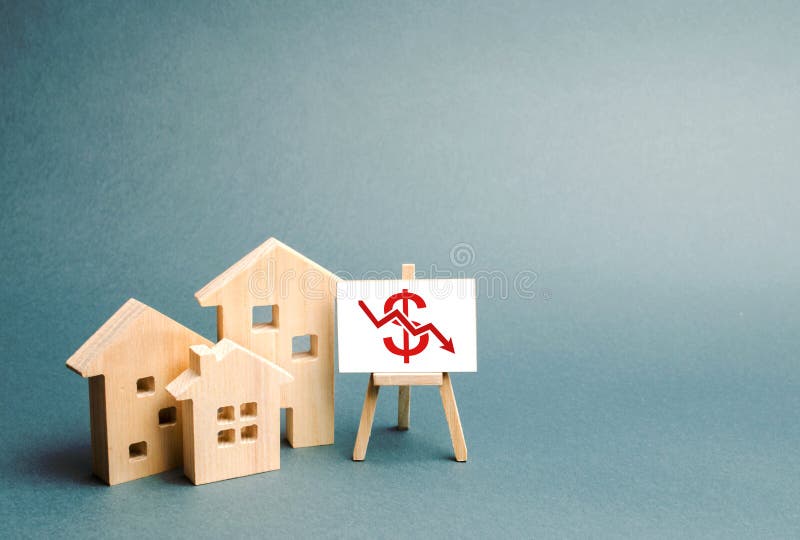 Tres casas de madera con un stand con el signo del dólar rojo y una flecha hacia abajo. concepto de disminución del valor de los imagen de archivo libre de regalías Tres casas de madera con un stand con el signo del dólar rojo y una flecha hacia abajo. concepto de disminución del valor de los imagen de archivo libre de regalías