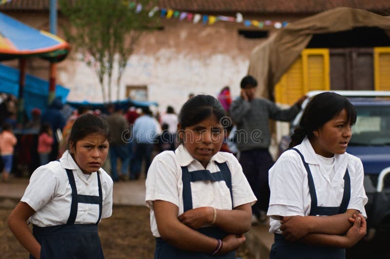 Tres colegialas peruanas. imagen de archivo libre de regalías Tres colegialas peruanas. imagen de archivo libre de regalías