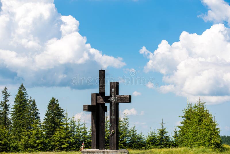 Tres cruces negras en el borde de la carretera con el nombre visible del obispo católico anterior de Marton Aron de Transilvania imagenes de archivo Tres cruces negras en el borde de la carretera con el nombre visible del obispo católico anterior de Marton Aron de Transilvania imagenes de archivo