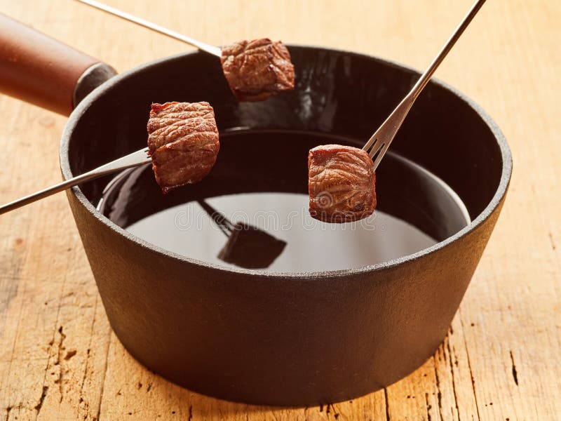 Tres cubos de carne listos para sumergir en 'fondue' fotos de archivo Tres cubos de carne listos para sumergir en 'fondue' fotos de archivo