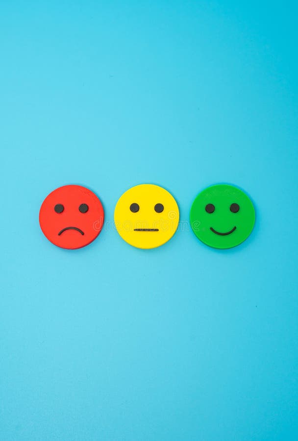 Tres emojis que representan tristes indiferentes y felices. Concepto para comentarios de clientes imagenes de archivo
