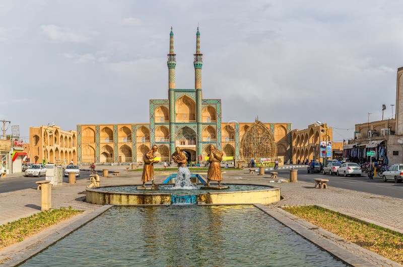 Tres estatuas viejas de los viajeros en Yazd fotografía de archivo Tres estatuas viejas de los viajeros en Yazd fotografía de archivo