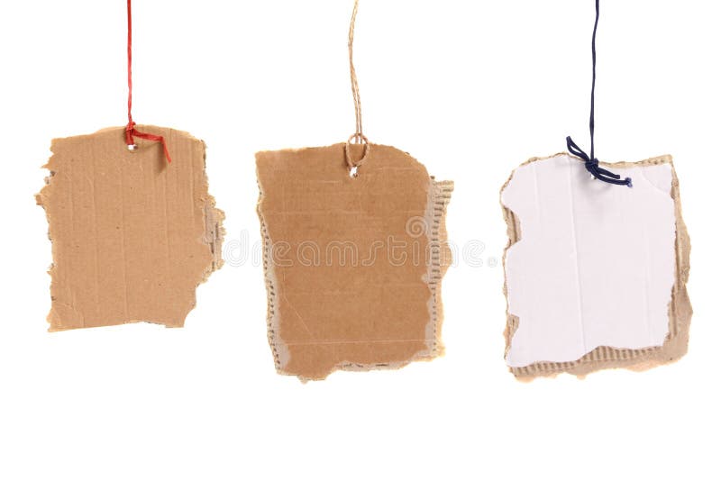 Tres etiquetas de la cartulina que cuelgan en el fondo blanco imágenes de archivo libres de regalías Tres etiquetas de la cartulina que cuelgan en el fondo blanco imágenes de archivo libres de regalías