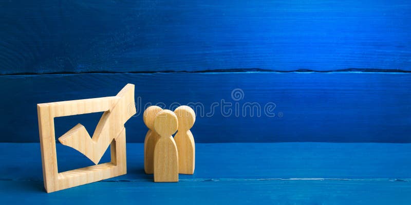 Tres figuras humanas de madera se unen al lado de una se?al en la caja El concepto de elecciones y de tecnolog?as sociales volunt fotografía de archivo Tres figuras humanas de madera se unen al lado de una se?al en la caja El concepto de elecciones y de tecnolog?as sociales volunt fotografía de archivo