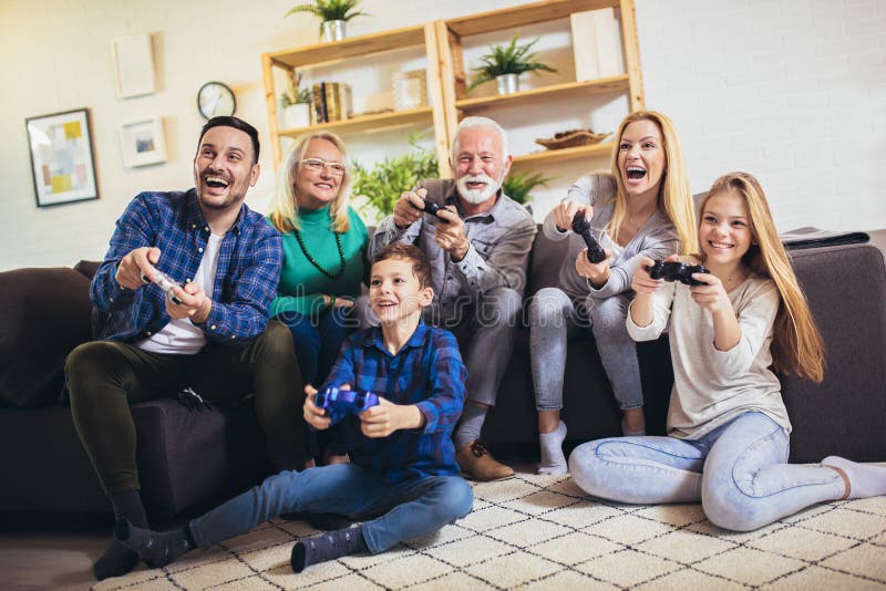 Tres generaciones jugando videojuegos juntos en casa