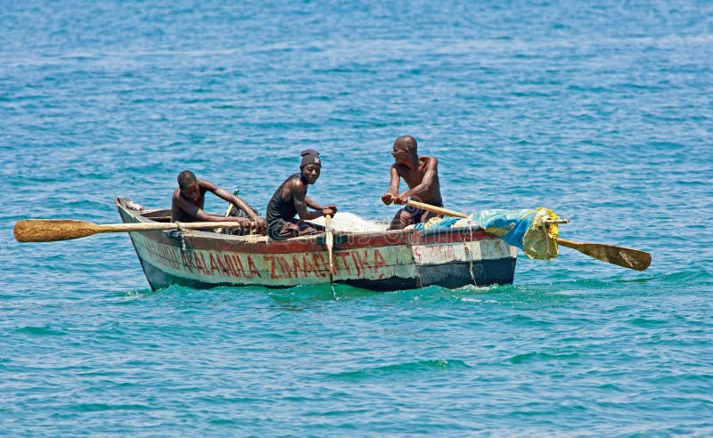 Tres hombres en un pequeño bote remo imagenes de archivo