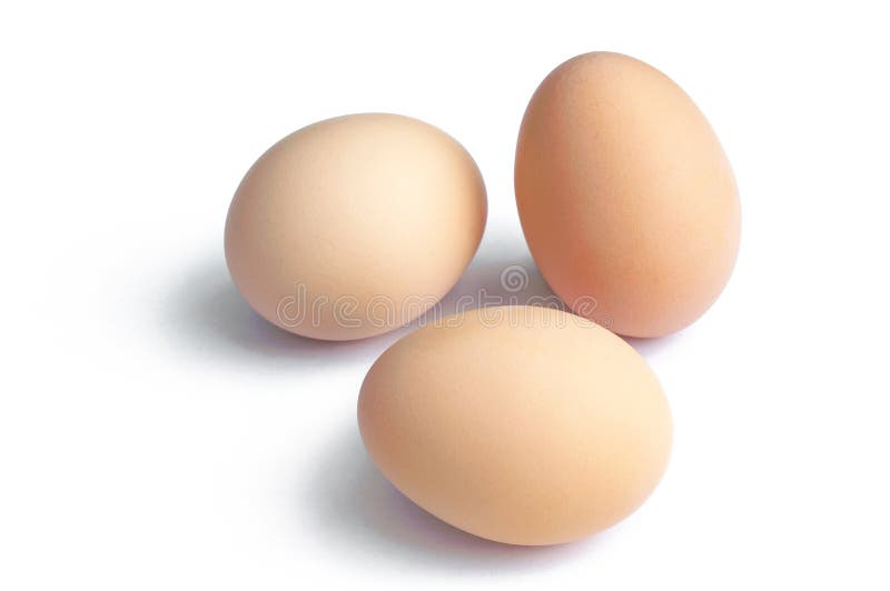 Tres huevos de gallina marrones frescos, aislados en el fondo blanco fotos de archivo libres de regalías Tres huevos de gallina marrones frescos, aislados en el fondo blanco fotos de archivo libres de regalías