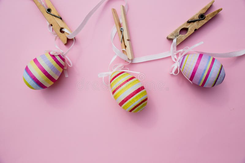 Tres huevos de Pascua coloridos en backgrund rosado Sistema de los huevos de Pascua Colección hecha a mano de huevos de Pascua qu imagen de archivo Tres huevos de Pascua coloridos en backgrund rosado Sistema de los huevos de Pascua Colección hecha a mano de huevos de Pascua qu imagen de archivo