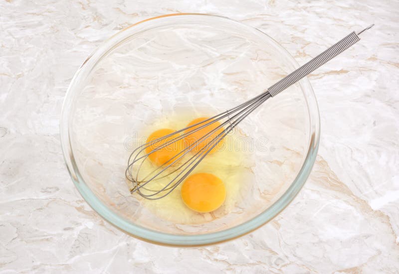intersección Asimilación Asistir Tres Huevos En Un Bol De Vidrio Con Un Batir Foto de archivo - Imagen de  alimento, huevo: 59789312