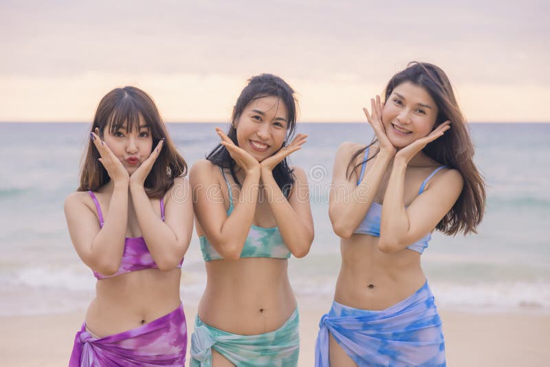 Tres Jóvenes Amigas Llevan Felizmente Este Bikini En Una Playa En Nai Thon Provincia Tailandia. Retrato De Feliz Foto archivo - Imagen bikini, elegante: 213324730