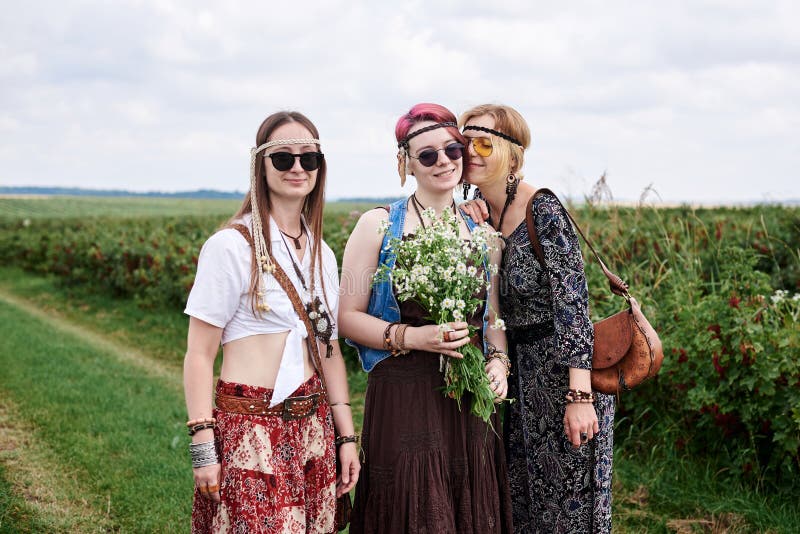 Tres Jóvenes Hippies Con Ropa De Estilo Boho Parados En Un Campo Verde De Curry Sosteniendo Camomiles Ramo En Verano. 2.º Ecología Foto de archivo - Imagen de hippie, libre: 197030840 Tres Jóvenes Hippies Con Ropa De Estilo Boho Parados En Un Campo Verde De Curry Sosteniendo Camomiles Ramo En Verano. 2.º Ecología Foto de archivo - Imagen de hippie, libre: 197030840