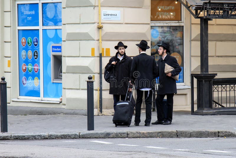 Tres Jóvenes Judíos, Judíos Hasidos, Vestidos De Negro Y Sombreros Con Maletas Y Puestos De Equipaje En La Calle Judío Ortodoxo R Foto de archivo editorial - Imagen de muchacho, dnepropetrovsk: 167353558 Tres Jóvenes Judíos, Judíos Hasidos, Vestidos De Negro Y Sombreros Con Maletas Y Puestos De Equipaje En La Calle Judío Ortodoxo R Foto de archivo editorial - Imagen de muchacho, dnepropetrovsk: 167353558