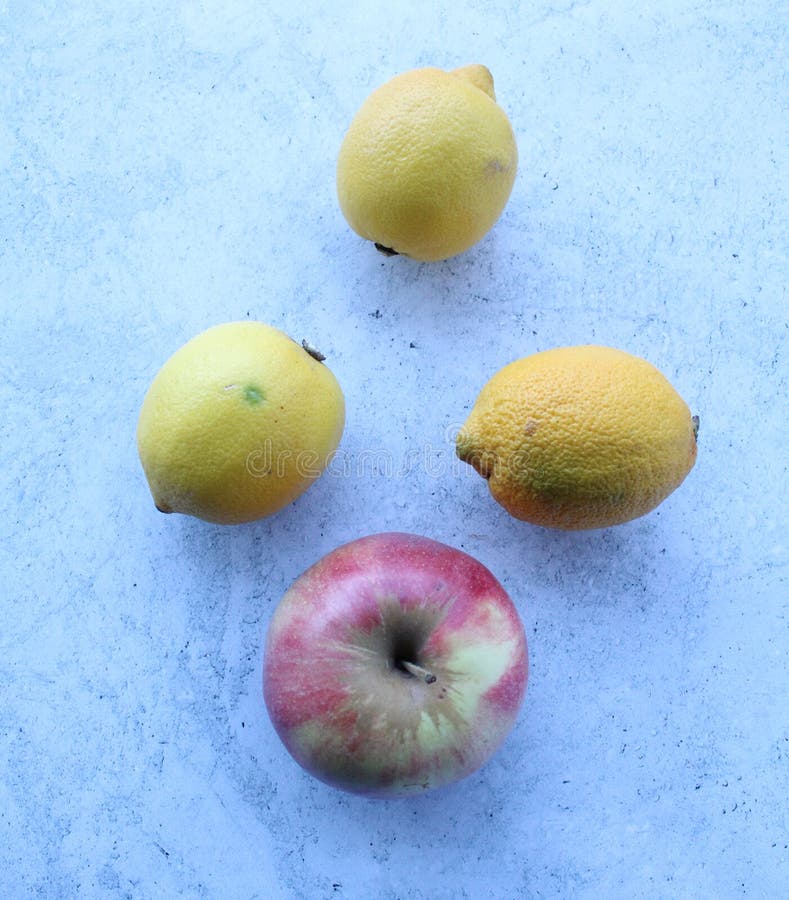 Tres limones y manzanas frescos imagenes de archivo Tres limones y manzanas frescos imagenes de archivo