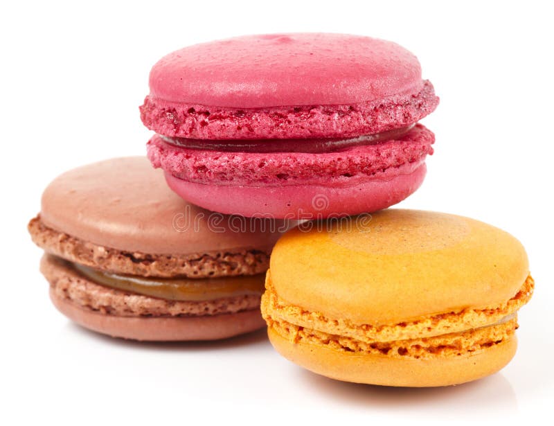 Tres macarons coloridos aislados en blanco fotos de archivo Tres macarons coloridos aislados en blanco fotos de archivo