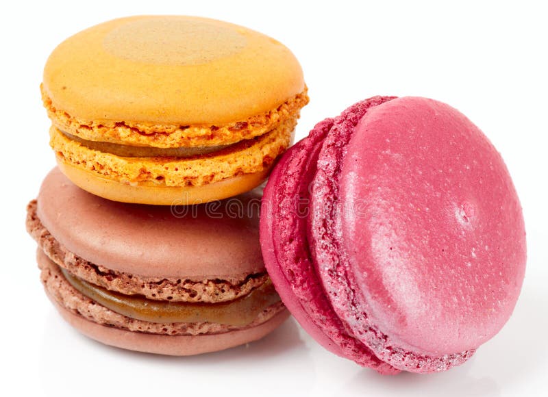Tres macarons coloridos en el fondo blanco foto de archivo Tres macarons coloridos en el fondo blanco foto de archivo