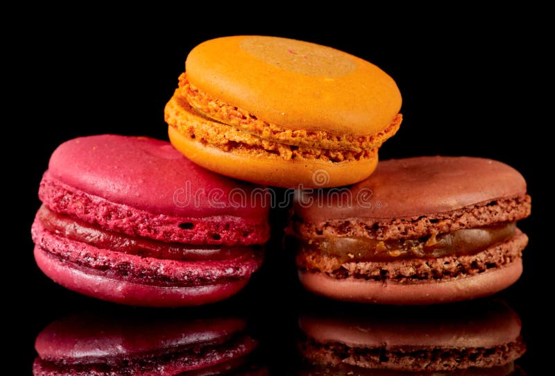 Tres macarons coloridos en fondo negro fotografía de archivo libre de regalías Tres macarons coloridos en fondo negro fotografía de archivo libre de regalías