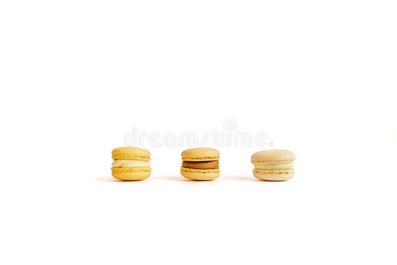 Tres macarrones en un fondo blanco imagen de archivo Tres macarrones en un fondo blanco imagen de archivo