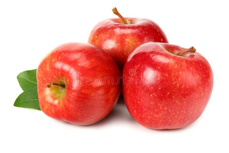 Tres manzanas rojas con hojas verdes aisladas en fondo blanco fotos de archivo libres de regalías