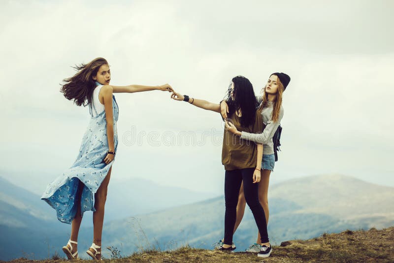 Tres muchachas bonitas en la montaña fotografía de archivo Tres muchachas bonitas en la montaña fotografía de archivo
