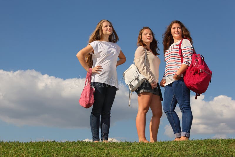 Подростки стоят. 3 Девочки подростки. Три девочки на траве. 3 Девушки сидят. Три девушки стоят.