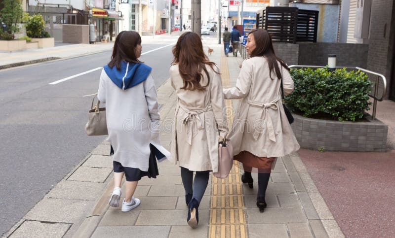 Tres muchachas japonesas que caminan en Nagasaki imagen de archivo libre de regalías Tres muchachas japonesas que caminan en Nagasaki imagen de archivo libre de regalías