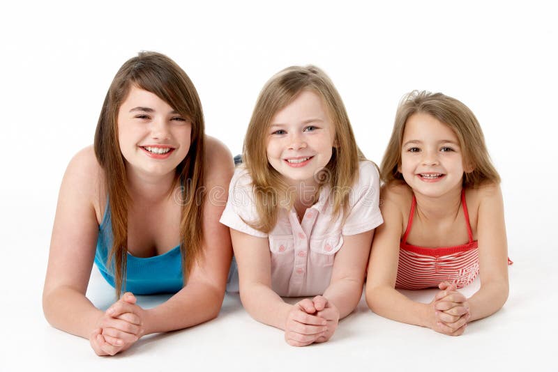 Tres muchachas llenadas para arriba en pirámide en estudio foto de archivo