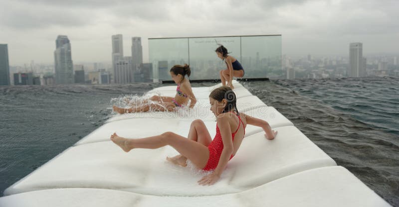 Tres muchachas que se divierten en la piscina fotos de archivo libres de regalías