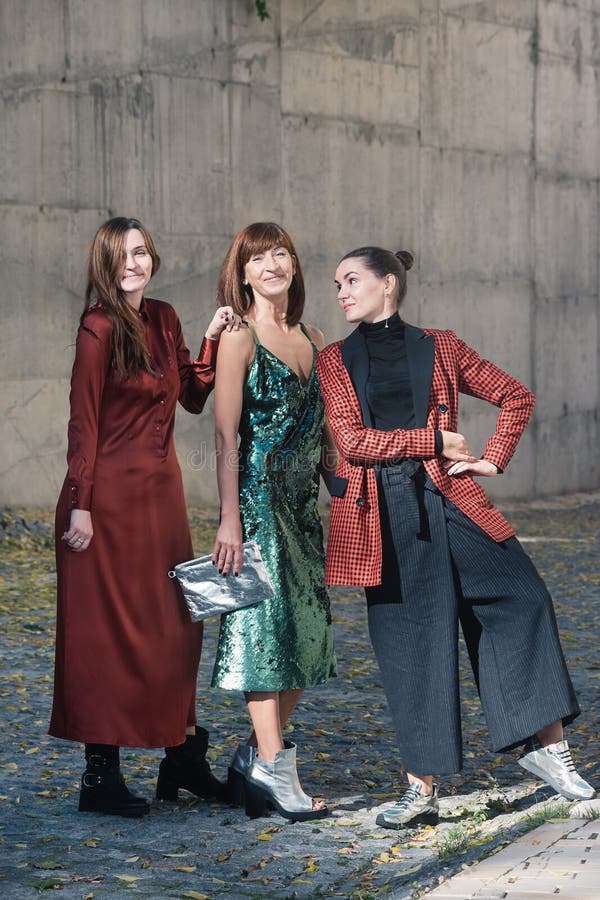 Tres mujeres bonitas forman el estilo de la calle soleado foto de archivo libre de regalías Tres mujeres bonitas forman el estilo de la calle soleado foto de archivo libre de regalías