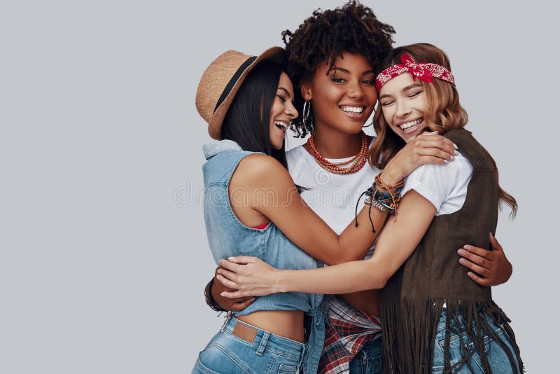 Tres mujeres jovenes elegantes atractivas imagen de archivo libre de regalías Tres mujeres jovenes elegantes atractivas imagen de archivo libre de regalías