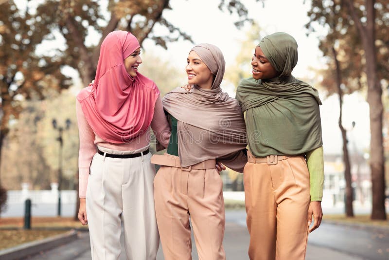 Tres Mujeres Musulmanas Con Hiyab Y Ropa Moderna Saliendo Foto de archivo -  Imagen de exterior, hermoso: 199572380