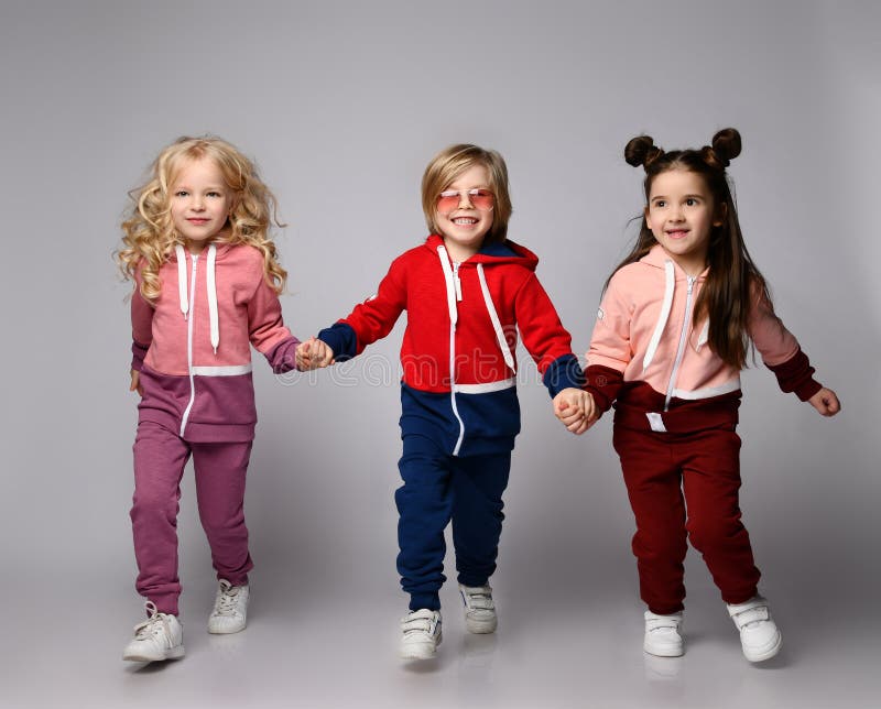 Tres Niños Felices Dos Niñas Y Un Niño Con Ropa Deportiva Moderna Corren Juntos Tomados De La Foto de archivo - Imagen de atractivo, hermana: 178438082