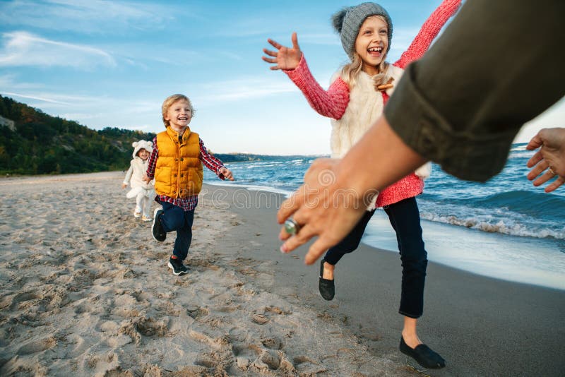 Tres niños caucásicos blancos de risa sonrientes divertidos embroman a los amigos que juegan el funcionamiento para mimar a adult imagenes de archivo Tres niños caucásicos blancos de risa sonrientes divertidos embroman a los amigos que juegan el funcionamiento para mimar a adult imagenes de archivo