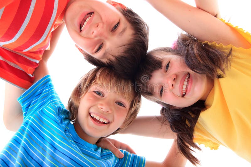 Tres niños felices imagen de archivo libre de regalías Tres niños felices imagen de archivo libre de regalías