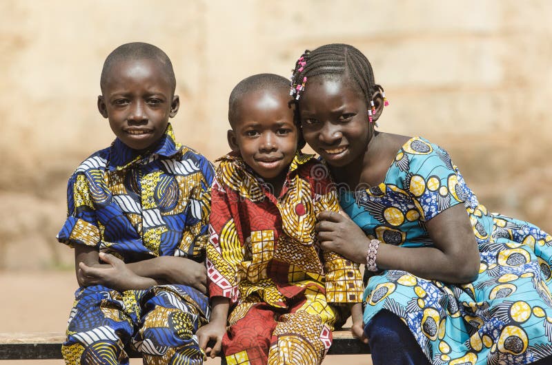 Tres niños negros africanos magníficos de la pertenencia étnica que presentan al aire libre