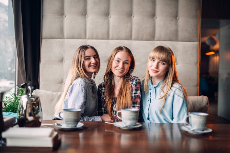 Tres novias atractivas que almuerzan en café imagen de archivo Tres novias atractivas que almuerzan en café imagen de archivo
