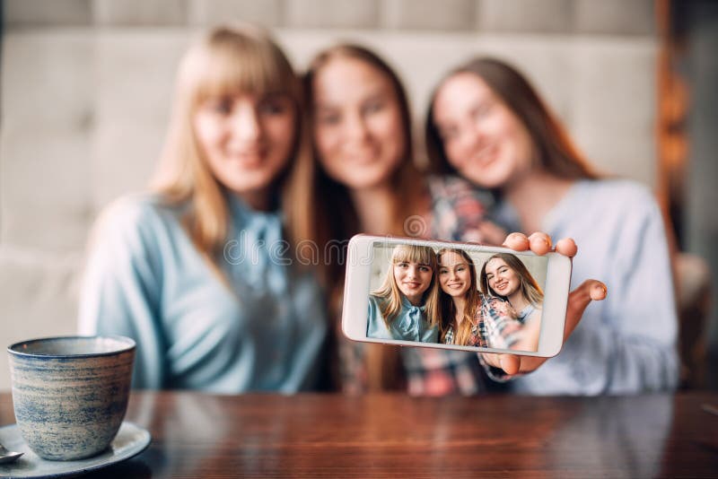 Tres novias hacen el selfie en cámara en café imágenes de archivo libres de regalías Tres novias hacen el selfie en cámara en café imágenes de archivo libres de regalías