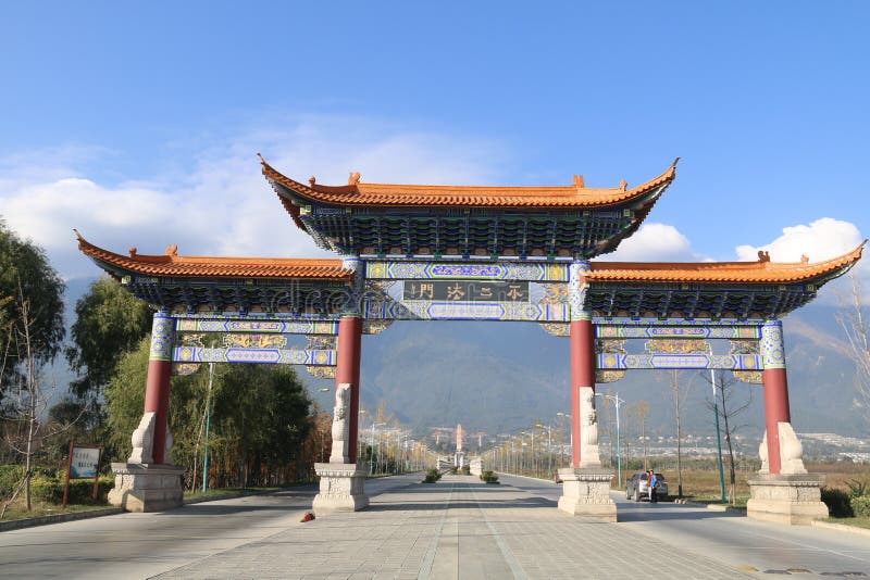 In front of the gate, I look at the Three Pagodas of Chongsheng Temple in the distance. In front of the gate, I look at the Three Pagodas of Chongsheng Temple in the distance.