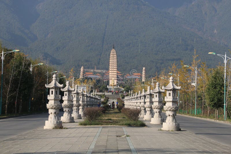 In front of the gate, I look at the Three Pagodas of Chongsheng Temple in the distance. In front of the gate, I look at the Three Pagodas of Chongsheng Temple in the distance.