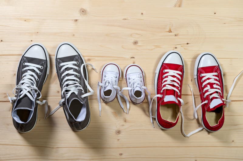 Tres Pares De Zapatos En El Padre Grande, Medio De La Madre E Hijo O Pequeño Tamaño Del Niño De La Hija En Concepto De La Unidad de archivo - Imagen