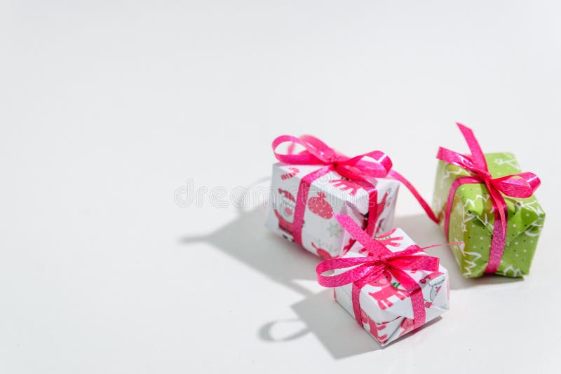 Tres pequeñas cajas de regalo en un fondo blanco fotos de archivo libres de regalías Tres pequeñas cajas de regalo en un fondo blanco fotos de archivo libres de regalías