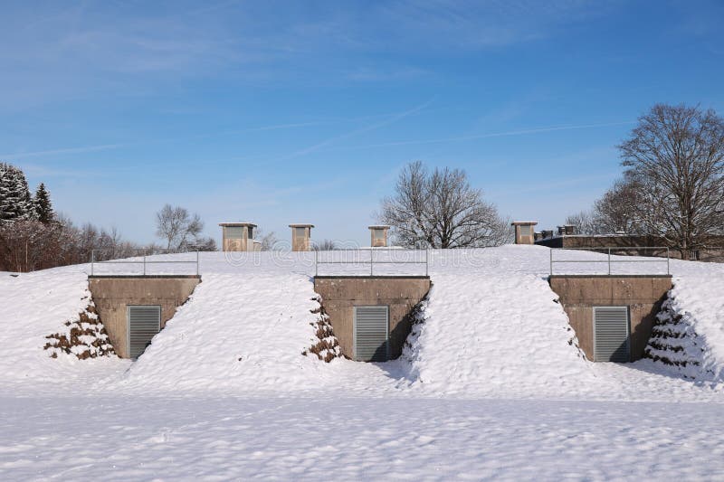 Tres pequeños edificios con tejado de nieve foto de archivo