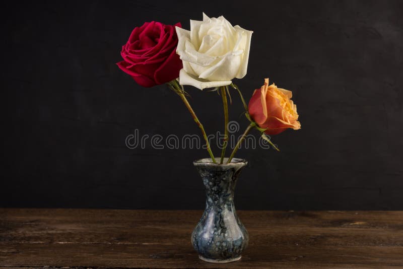 Tres pequeños floreros de mármol con las rosas en negro fotos de archivo libres de regalías Tres pequeños floreros de mármol con las rosas en negro fotos de archivo libres de regalías