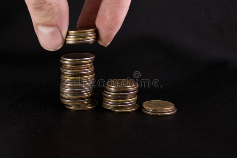 tres pilas de monedas de piezas de monedas levantadas a mano en cuero negro imagen de archivo tres pilas de monedas de piezas de monedas levantadas a mano en cuero negro imagen de archivo