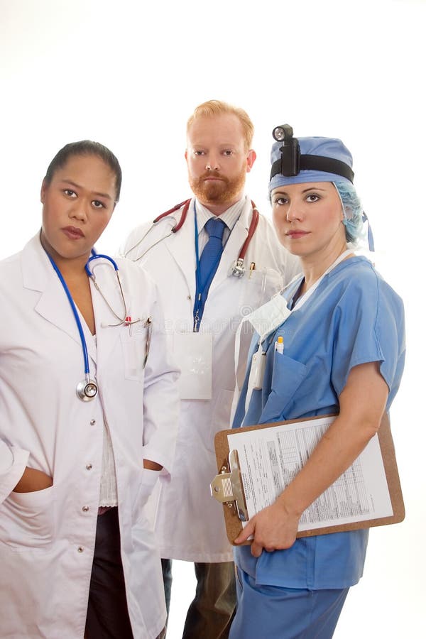 Tres profesionales médicos